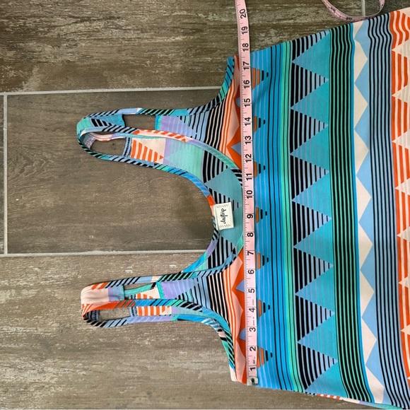 Daytrip Multicolor Geometric Tank Top - Picture 4 of 7